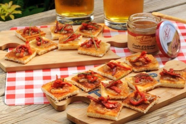 Canapés de chorizo grillé au confit d'échalote