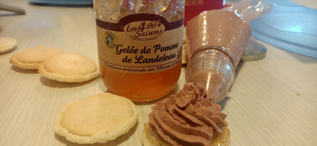 Macaron à la mousse de foie maison, confit d'échalotes ou gelée de pommes