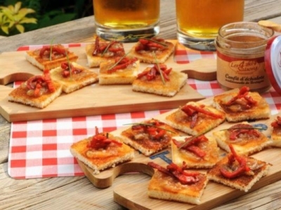 Canapés de chorizo grillé au confit d'échalote