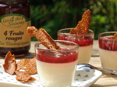 Panna cotta aux fruits rouges et tuiles de sarrasin