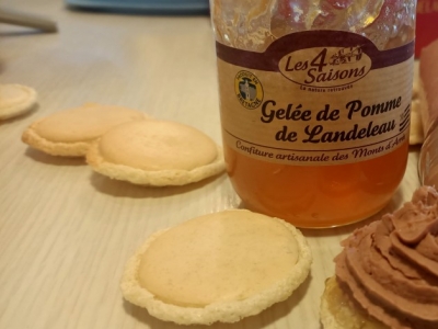 Macaron à la mousse de foie maison, confit d'échalotes ou gelée de pommes